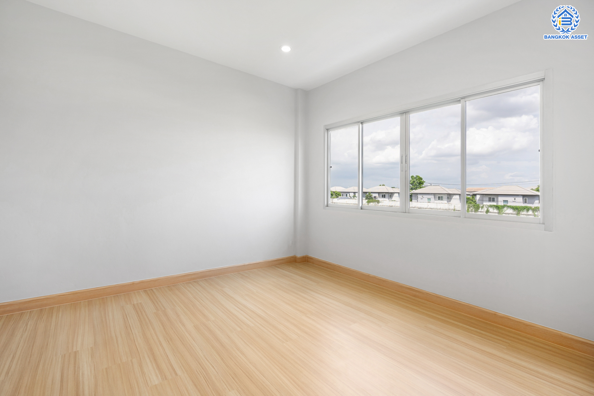 บ้านมือสองตกแต่งใหม่ ม.โรยัลสายไหมวิลเลจ สายไหม ทาวน์โฮม 3 ชั้น เนื้อที่ 20 ตร.ว. ฟังก์ชัน 3 ห้องนอน 4 ห้องน้ำ จอดรถได้ 1 คัน บนทำเลเชื่อมต่อหลายเส้นทาง ถ.รามอินทรา, ถ.สายไหม, ถ.พหลโยธิน, ถ.ลำลูกกา, ถ.สุขาภิบาล5 ใกล้สนามบินดอนเมือง ทางด่วน "รามอินทรา" และรถไฟฟ้าสายสีเขียว "สถานีแยกคปอ."